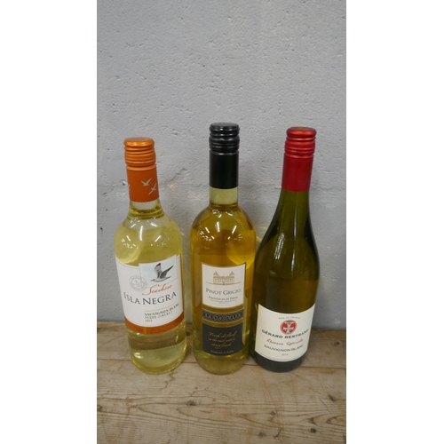 5071 - Nine bottles of assorted alcohol including Tio Pepe, Isla Negra, La Castella Pinot Grigio, La Gitana... 