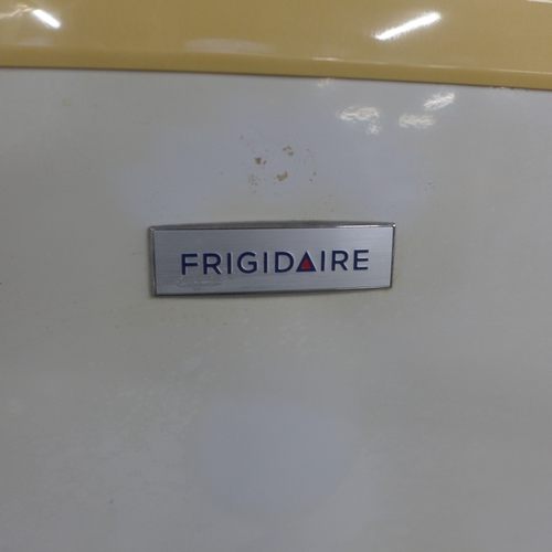 5262 - A Frigidaire FRC150FF frost free 60/40, freestanding fridge freezer