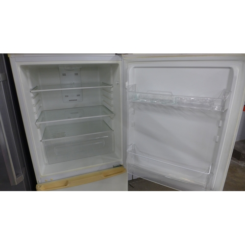 5262 - A Frigidaire FRC150FF frost free 60/40, freestanding fridge freezer