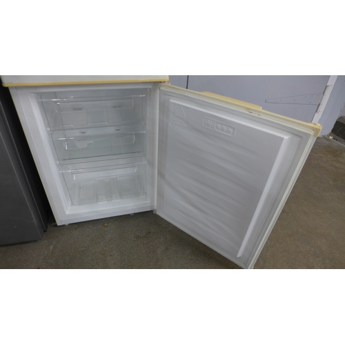 5262 - A Frigidaire FRC150FF frost free 60/40, freestanding fridge freezer