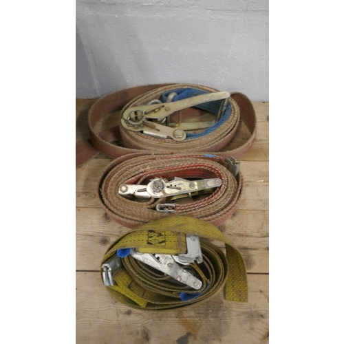 5022 - A bucket of various ratchet straps
