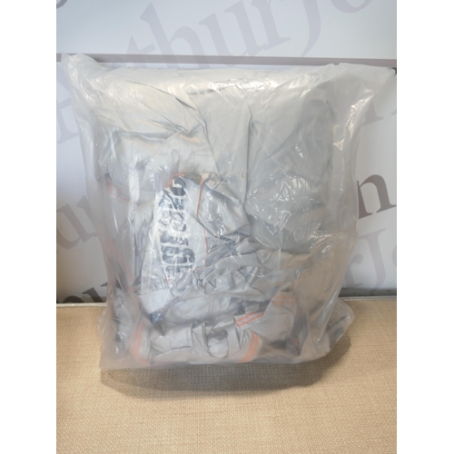 6073 - A box of car accessories to include seat cover, car mats etc. *This lot is subject to VAT