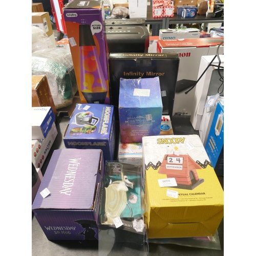 6094 - An infinity mirror, Spirograph, Happy Day light, Snoopy 3D calendar, lava lamp, moon flare, Wednesda... 
