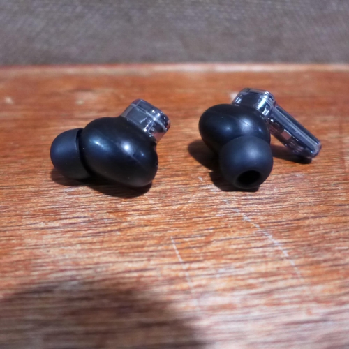 6183 - A pair of wireless earbuds  * This lot is subject to VAT