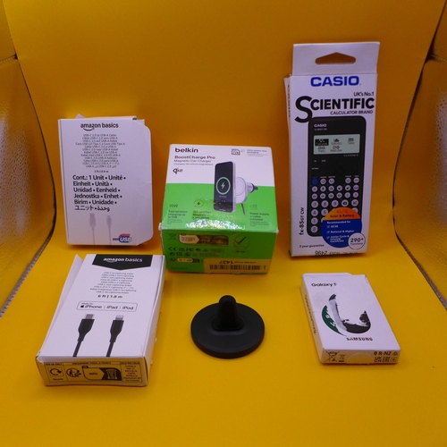 6281 - A quantity of electrical items to include Belkin magnetic car charger, scientific calculator, USB ch... 