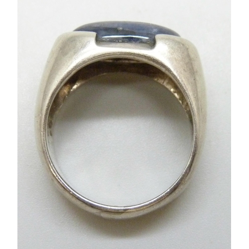 7207 - A silver and sapphire ring, band re-sized, U