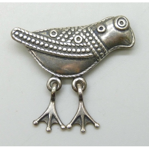 7127 - A silver brooch in the form of a frog with articulated legs, possibly Mexican, 3.3 x 3cm