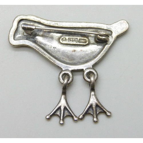 7127 - A silver brooch in the form of a frog with articulated legs, possibly Mexican, 3.3 x 3cm