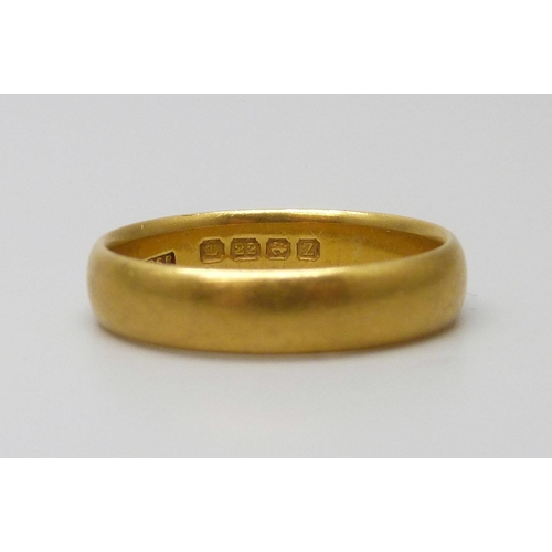 7002 - A 22ct gold wedding band ring, 6.3g, S