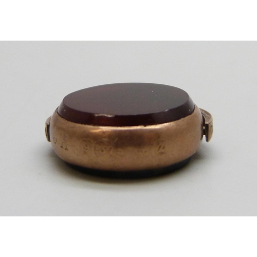 7003 - A 9ct gold, bloodstone and agate fob, lacking loop, 3.8g, 2.6cm
