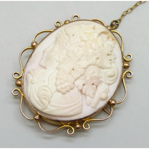 7008 - A 9ct gold framed Angel Skin cameo, clasp a/f, 13.3g, 3.9cm