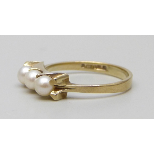 7012 - A 9ct gold and pearl ring, 2.1g, N