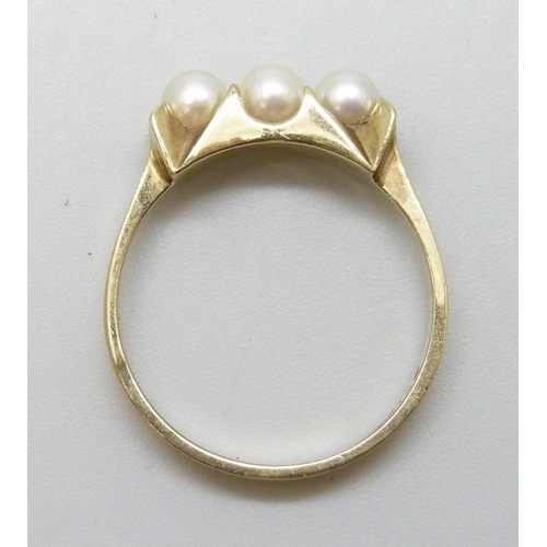 7012 - A 9ct gold and pearl ring, 2.1g, N