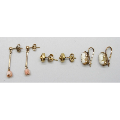7016 - A collection of 9ct gold and yellow metal earrings, 5g total
