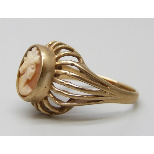 7023 - A 9ct gold cameo ring, 3.3g, L/M