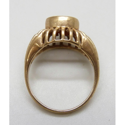 7023 - A 9ct gold cameo ring, 3.3g, L/M