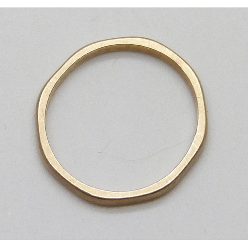 7024 - A 9ct gold band ring, 1.1g, I