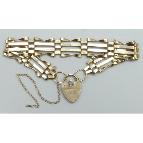 7026 - A 9ct gold gate bracelet with padlock, 9g