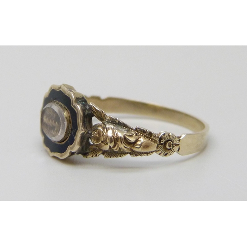 7036 - A Victorian yellow metal mourning ring with hairwork panel and enamel, 1.5g, N/O