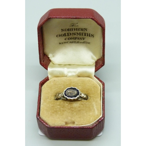 7036 - A Victorian yellow metal mourning ring with hairwork panel and enamel, 1.5g, N/O