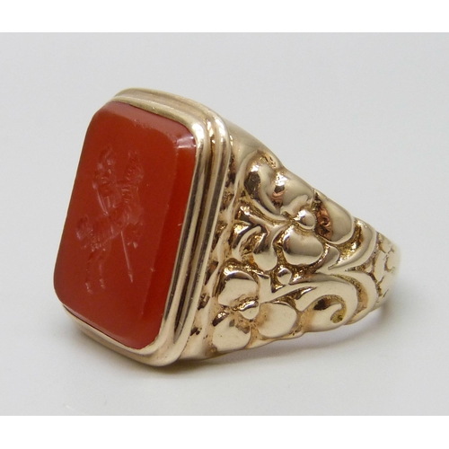 7040 - A 9ct gold ring set with a carnelian intaglio seal depicting a knight on horseback, 12.7g, X