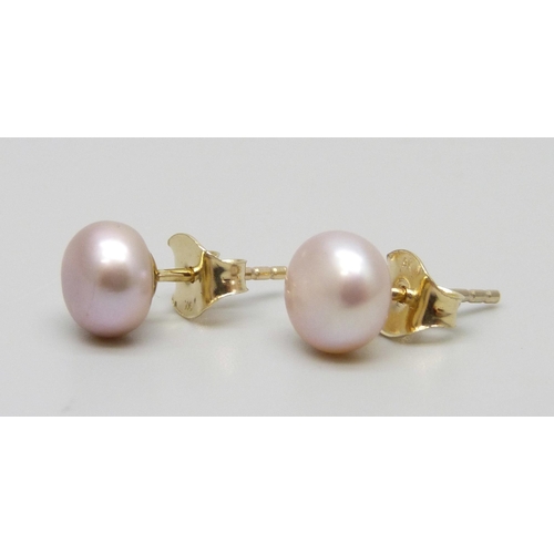 7041 - A pair of 9ct gold cultured pearl earrings, 1.3g