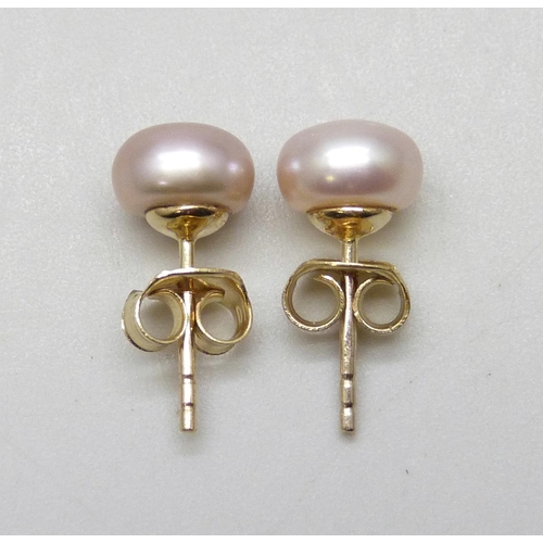 7041 - A pair of 9ct gold cultured pearl earrings, 1.3g