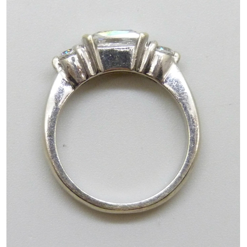 7043 - A 9ct white gold white stone ring, 5.2g, M