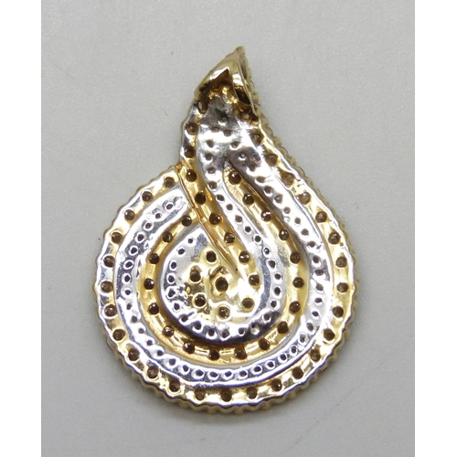 7045 - A 9ct gold diamond cluster pendant, 5.2g, 2.9cm