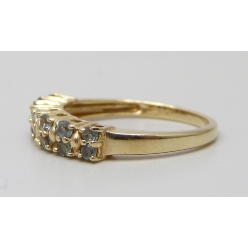 7047 - A 9ct gold, green and white stone ring, 2.3g, N