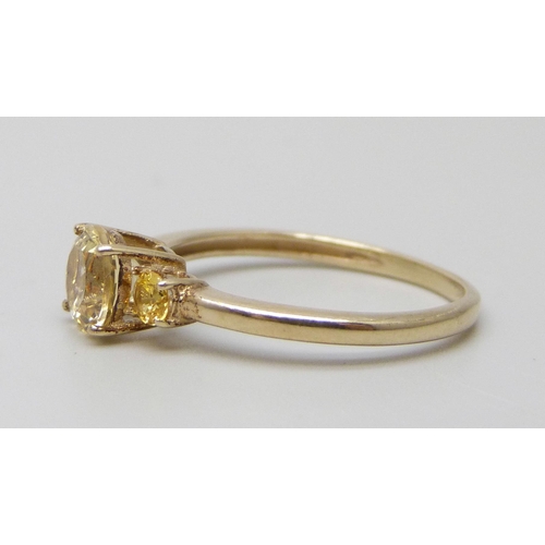 7048 - A 9ct gold three stone ring, 1.6g, N