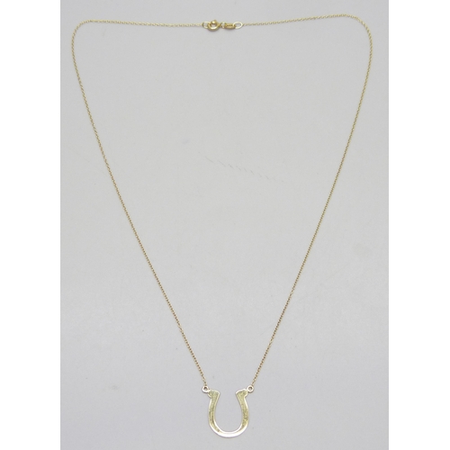 7052 - A silver gilt horseshoe design necklace, 45.5cm