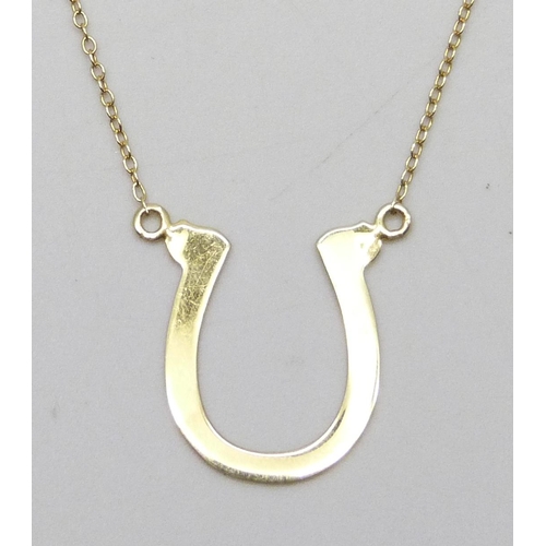 7052 - A silver gilt horseshoe design necklace, 45.5cm