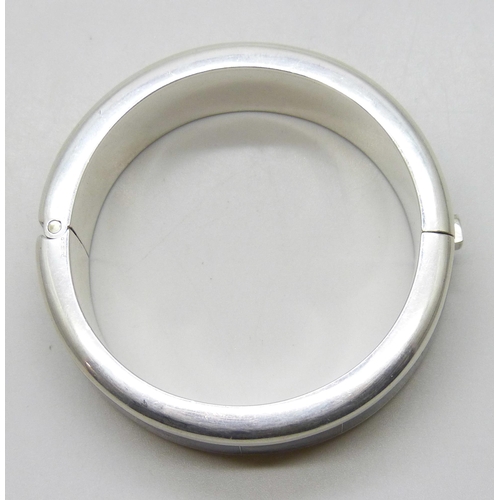 7057 - A statement silver bangle with gemstone inlay, 87g, 5.6cm diameter