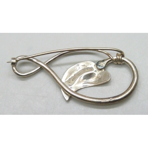 7059 - A silver Scandinavian style brooch with leaf design, hallmarked DL, London, 5.7cm