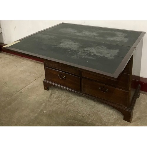 74 - A George III mahogany bachelors chest of drawers
