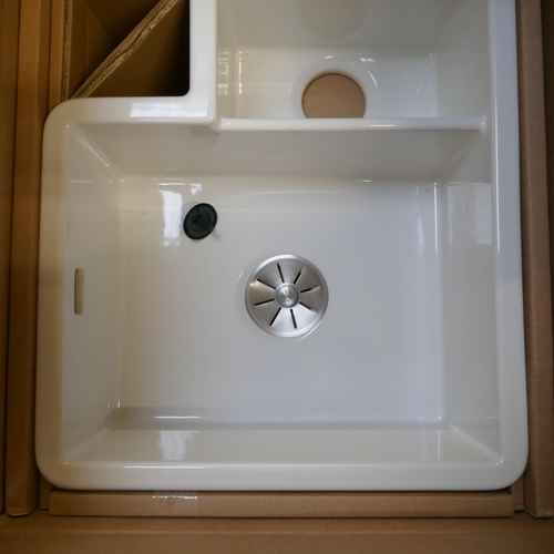 4242 - A Paros 1.5 bowl, right hand draing undermount sink (607-239) *This lot is subject to VAT