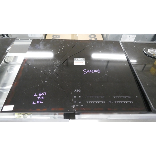 4253 - An AEG induction 4 zone hob with Senseboil, an AEG 5 ring cooker hob (missing parts both damaged) (6... 