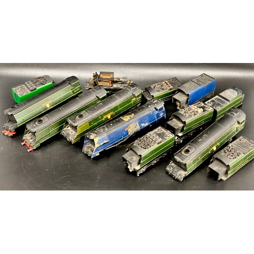 2077 - A collection of 00 gauge model railway, to include two Graham Farish locomotives with tender and sev... 