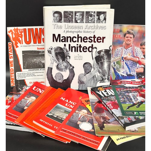 2080 - Football; a collection of Manchester United yearbooks, membership packs, books, etc.