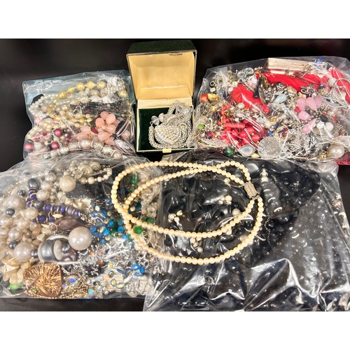 2092 - A collection of costume jewellery