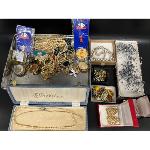 2092 - A collection of costume jewellery