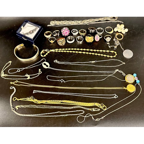 2092 - A collection of costume jewellery