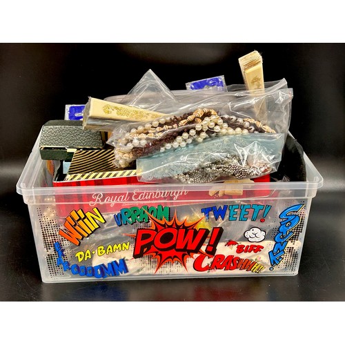 2092 - A collection of costume jewellery