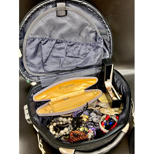 2092 - A collection of costume jewellery