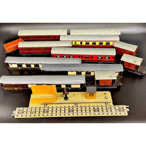 2093 - A collection of Hornby, Farish and Meccano 00 gauge railway carriages, mailbag collection sidings tr... 