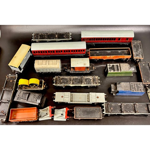 2093 - A collection of Hornby, Farish and Meccano 00 gauge railway carriages, mailbag collection sidings tr... 