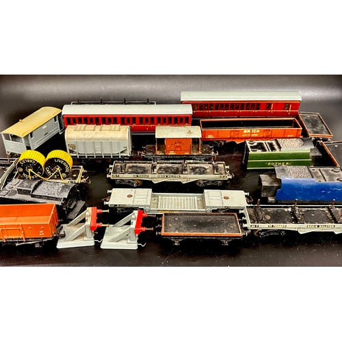 2093 - A collection of Hornby, Farish and Meccano 00 gauge railway carriages, mailbag collection sidings tr... 