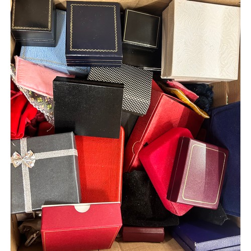 2117 - A collection of empty jewellery boxes and pouches