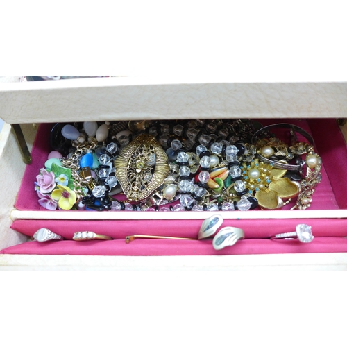 2032 - A box of costume jewellery